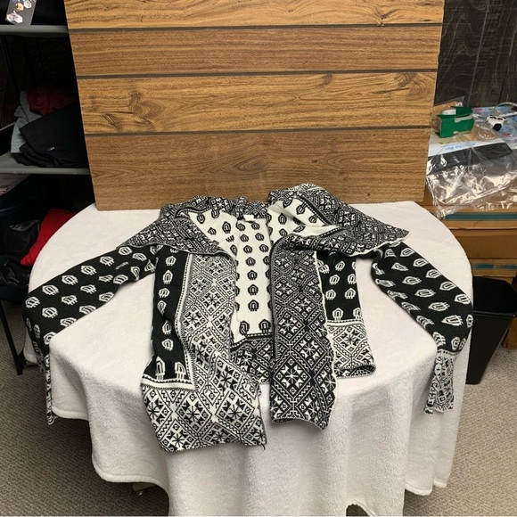 Jeans by Buffalo open front Black and White Patterned Women's Sweater size small - Picture 2 of 8